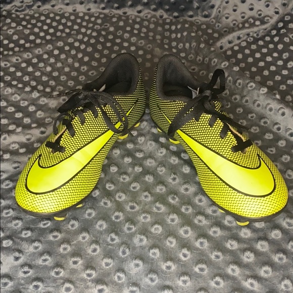 Boys Nike soccer cleats - Picture 2 of 6